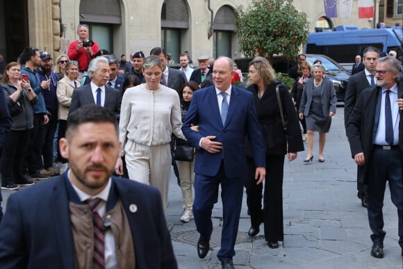 Les amoureux se sont rendus, main dans la main, dans la très romantique ville de Florence.
Le prince Albert II de Monaco et la princesse Charlène de Monaco à la sortie de Fondation Andrea Bocelli au Palazzo Gondi à Florence, le 12 avril 2023.