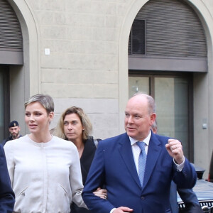 Charlene avait opté pour un total look sublime de couleurs crème.
Le prince Albert II de Monaco et la princesse Charlène de Monaco à la sortie de Fondation Andrea Bocelli au Palazzo Gondi à Florence, le 12 avril 2023.