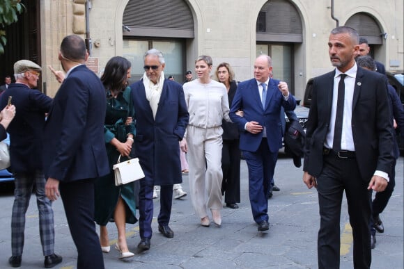 Charlene avait opté pour un total look sublime de couleurs crème.
Le prince Albert II de Monaco et la princesse Charlène de Monaco à la sortie de Fondation Andrea Bocelli au Palazzo Gondi à Florence, le 12 avril 2023.