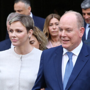 Ils s'aiment à l'italienne !
Le prince Albert II de Monaco et la princesse Charlène de Monaco à la sortie de Fondation Andrea Bocelli au Palazzo Gondi à Florence.