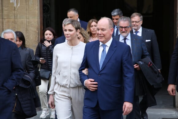 Ils s'aiment à l'italienne !
Le prince Albert II de Monaco et la princesse Charlène de Monaco à la sortie de Fondation Andrea Bocelli au Palazzo Gondi à Florence.