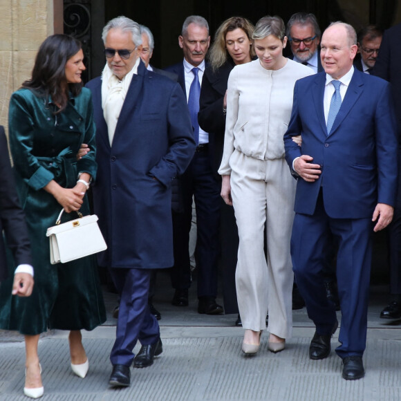 S'ils avaient fait le déplacement, c'est parce qu'ils avaient été invités par la Fondation Andrea Bocelli.
Le prince Albert II de Monaco et la princesse Charlène de Monaco à la sortie de Fondation Andrea Bocelli au Palazzo Gondi à Florence, le 12 avril 2023.