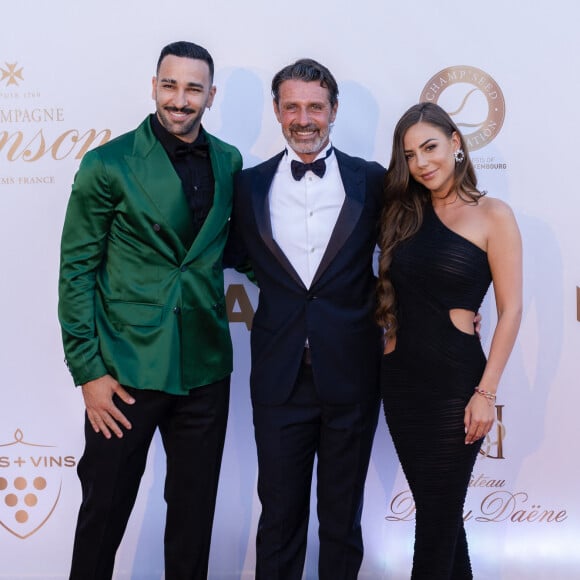 Depuis la fin du mois de mars, ils sont officiellement de nouveau en couple
 
Adil Rami, Patrick Mouratoglou et Léna Guillou - 8 ème gala étoilé Patrick Mouratoglou au profit de la Fondation Champ'seed à la Mouratoglou Academy à Sophia-Antipolis le 19 juin 2022. © Mouratoglou Gala via Bestimage