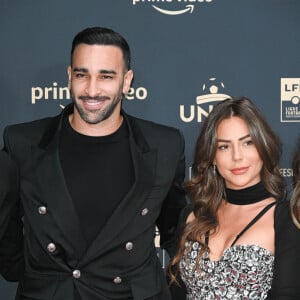 Visiblement très heureux comme ça, les deux tourtereaux ont trouvé le bon équilibre !
 
Adil Rami et sa compagne Léna Guillou - Photocall de la cérémonie des Trophées UNFP 2022 au Pavillon Gabriel à Paris le 15 mai 2022. © Coadic Guirec/Bestimage