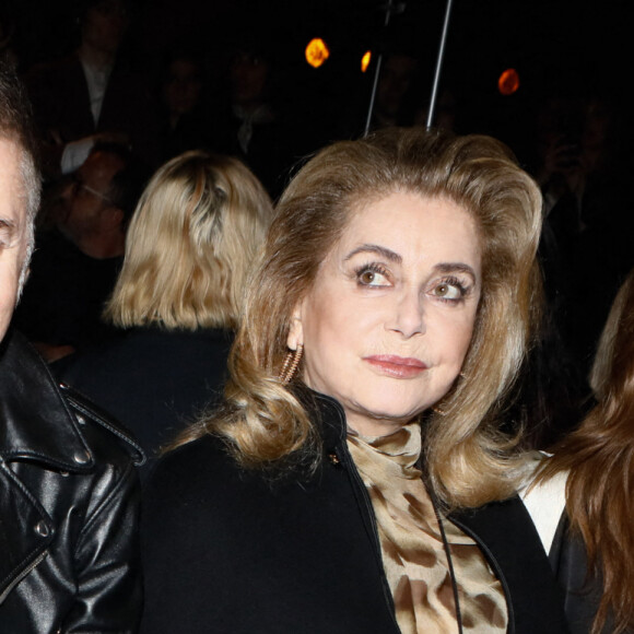 La liste des longs-métrages en compétition officielle vient d'être dévoilée.
Etienne Daho, Catherine Deneuve et sa fille Chiara Mastroianni au défilé de mode Celine Homme automne-hiver 2023/24 au Palace à Paris le 10 février 2023. © Christophe Clovis / Bestimage