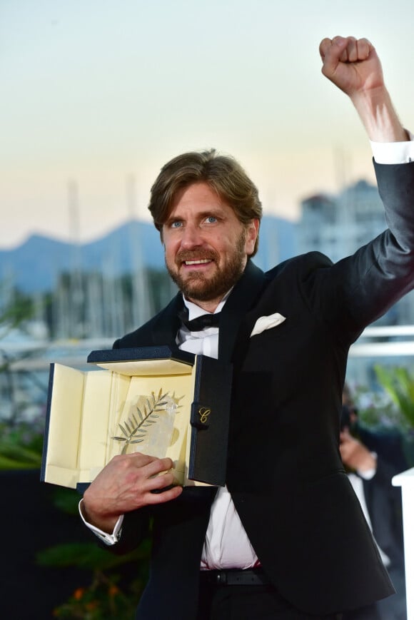 Cette année, c'est le réalisateur suédois Ruben Östlund qui présidera le jury et distribuera les palmes.
Ruben Östlund (Palme d'Or pour le film " The Square ") - Photocall de la remise des palmes du 70ème Festival International du Film de Cannes. Le 28 mai 2017. © Giancarlo Gorassini/Bestimage