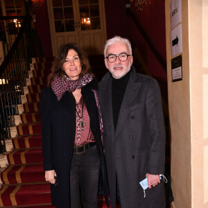 Exclusif - Pascal Praud et sa compagne Catherine lors de la première de la pièce de théâtre "L'avare" au Théâtre des Variétés à Paris le 15 janvier 2022 © Rachid Bellak / Bestimage 
