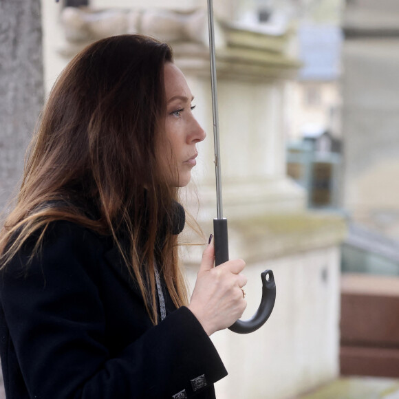 Il a alors été pris d'une "pris d'une douleur au coeur et hospitalisé en urgence.
Laura Smet - Arrivées aux obsèques de l'avocat Hervé Temime au cimetière du Montparnasse à Paris, France, le 14 avril 2023. © Clovis-Jacovides/Bestimage