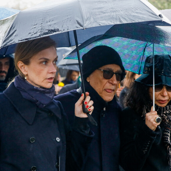 Richard Berry et sa femme Pascale Louange - Sorties des obsèques de l'avocat Hervé Temime au cimetière du Montparnasse à Paris, France, le 14 avril 2023. © Clovis-Jacovides/Bestimage