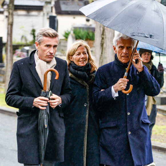 Quelques semaines auparavant, le ténor du barreau assistait aux obsèques de son fidèle ami et confrère Pierre Haïk, le 24 février dernier au cimetière du Père-Lachaise.
Nicolas Escoulan, Claire Chazal, Christophe de Backer - Sorties des obsèques de l'avocat Hervé Temime au cimetière du Montparnasse à Paris, France, le 14 avril 2023. © Clovis-Jacovides/Bestimage