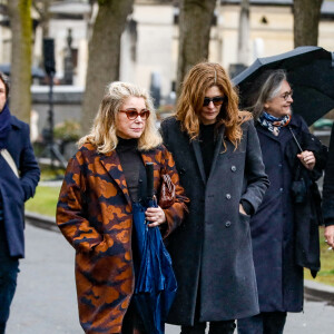 Catherine Deneuve et sa fille Chiara Mastroianni - Sorties des obsèques de l'avocat Hervé Temime au cimetière du Montparnasse à Paris, France, le 14 avril 2023. © Clovis-Jacovides/Bestimage