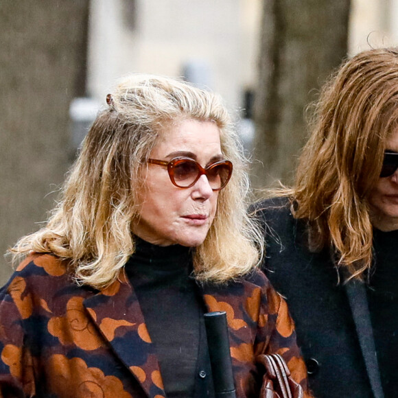 Catherine Deneuve et sa fille Chiara Mastroianni - Sorties des obsèques de l'avocat Hervé Temime au cimetière du Montparnasse à Paris, France, le 14 avril 2023. © Clovis-Jacovides/Bestimage