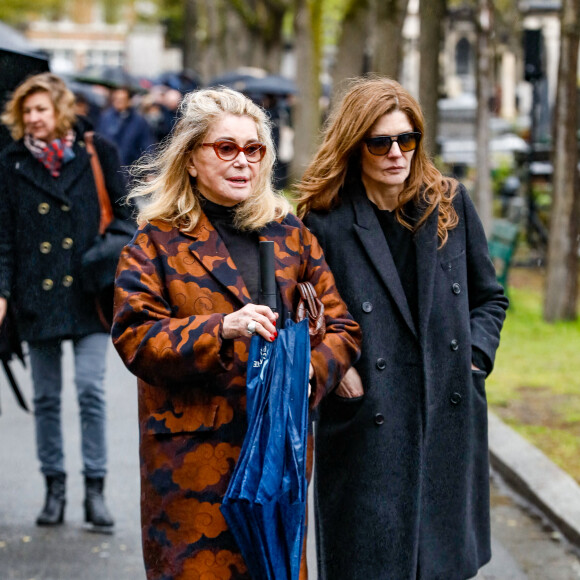 Catherine Deneuve et sa fille Chiara Mastroianni - Sorties des obsèques de l'avocat Hervé Temime au cimetière du Montparnasse à Paris, France, le 14 avril 2023. © Clovis-Jacovides/Bestimage