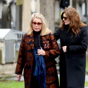 Catherine Deneuve et sa fille Chiara Mastroianni - Sorties des obsèques de l'avocat Hervé Temime au cimetière du Montparnasse à Paris, France, le 14 avril 2023. © Clovis-Jacovides/Bestimage