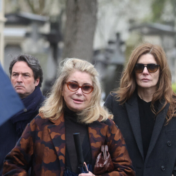 Catherine Deneuve et sa fille Chiara Mastroianni - Sorties des obsèques de l'avocat Hervé Temime au cimetière du Montparnasse à Paris, France, le 14 avril 2023. © Clovis-Jacovides/Bestimage