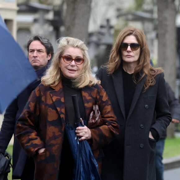 Catherine Deneuve et sa fille Chiara Mastroianni - Sorties des obsèques de l'avocat Hervé Temime au cimetière du Montparnasse à Paris, France, le 14 avril 2023. © Clovis-Jacovides/Bestimage