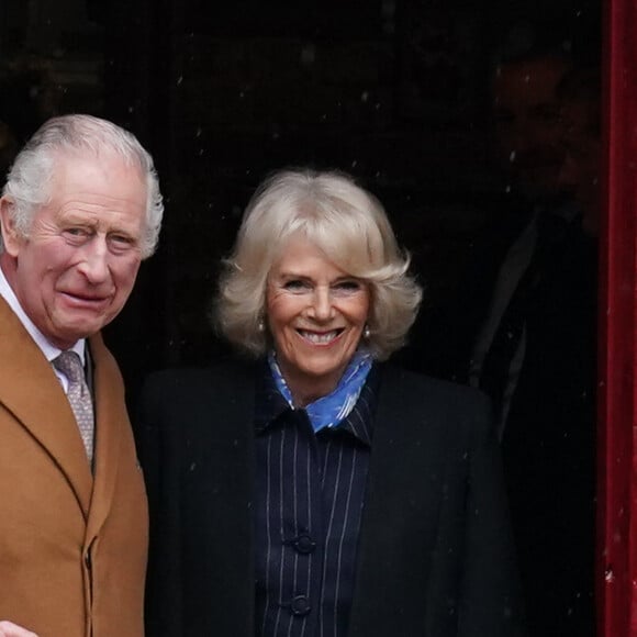 Un concert aura lieu le 7 mai, un jour après la cérémonie donnée à l'abbaye de Westminster
Le roi Charles III d'Angleterre et Camilla Parker Bowles, reine consort d'Angleterre, arrivent pour une visite à Talbot Yard Food Court à Malton, le 5 avril 2023. Cette visite a pour but de rencontrer des producteurs d'aliments et de boissons afin d'en savoir plus sur leurs produits locaux.