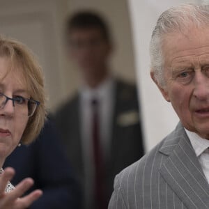 Le roi Charles III d'Angleterre et Camilla Parker Bowles, reine consort d'Angleterre, visitent Talbot Yard Food Court à Malton, le 5 avril 2023. Cette visite a pour but de rencontrer des producteurs d'aliments et de boissons afin d'en savoir plus sur leurs produits locaux. 