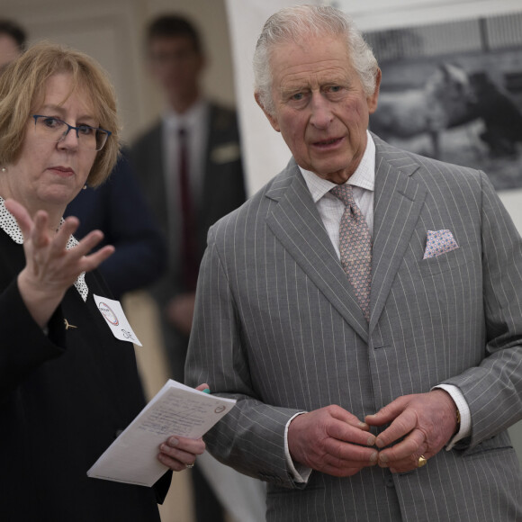 Le roi Charles III d'Angleterre et Camilla Parker Bowles, reine consort d'Angleterre, visitent Talbot Yard Food Court à Malton, le 5 avril 2023. Cette visite a pour but de rencontrer des producteurs d'aliments et de boissons afin d'en savoir plus sur leurs produits locaux. 