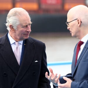 Le roi Charles III d'Angleterre et le président allemand Frank-Walter Steinmeier, accompagnés du maire de la ville Peter Tschentscher, lors d'une visite au port de Hambourg, le 31 mars 2023. Cette visite a pour but d'en savoir plus sur son adoption des technologies vertes. Après l'annulation de leur visite en France, en raison des manifestation contre la réforme des retraites, le roi Charles et la reine consort sont en voyage officiel en Allemagne jusqu'au 31 mars 2023. 