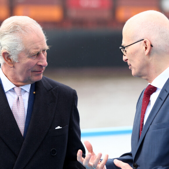 Le roi Charles III d'Angleterre et le président allemand Frank-Walter Steinmeier, accompagnés du maire de la ville Peter Tschentscher, lors d'une visite au port de Hambourg, le 31 mars 2023. Cette visite a pour but d'en savoir plus sur son adoption des technologies vertes. Après l'annulation de leur visite en France, en raison des manifestation contre la réforme des retraites, le roi Charles et la reine consort sont en voyage officiel en Allemagne jusqu'au 31 mars 2023. 