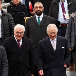 Le roi Charles III d'Angleterre et le président allemand Frank-Walter Steinmeier, accompagnés du maire de la ville Peter Tschentscher, lors d'une visite au port de Hambourg, le 31 mars 2023. Cette visite a pour but d'en savoir plus sur son adoption des technologies vertes. Après l'annulation de leur visite en France, en raison des manifestation contre la réforme des retraites, le roi Charles et la reine consort sont en voyage officiel en Allemagne jusqu'au 31 mars 2023. 