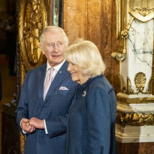 Plusieurs des stars conviées par le roi ont décliné. Parmi elles, les Spice Girls, Robbie Williams ou encore Harry Styles
Le roi Charles III d'Angleterre et Camilla Parker Bowles, reine consort d'Angleterre, signent le livre d'or à la mairie de Hambourg, au dernier jour de leur visite officielle en Allemagne, le 31 mars 2023. 