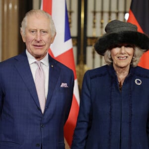 Le roi Charles III d'Angleterre et Camilla Parker Bowles, reine consort d'Angleterre, reçus à la mairie de Hambourg, au dernier jour de leur visite officielle en Allemagne, le 31 mars 2023. Le couple royal était accompagné du président allemand Frank-Walter Steinmeier, sa femme Elke Büdenbender et le maire de la ville, Peter Tschentscher. Après l'annulation de leur visite en France, en raison des manifestation contre la réforme des retraites, le roi Charles et la reine consort sont en voyage officiel en Allemagne jusqu'au 31 mars 2023. 