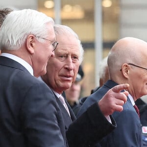 Le roi Charles III d'Angleterre salue la foule depuis le balcon de la mairie à Hambourg, le 31 mars 2023, sous le regard du président allemand, F-W.Steinmeier. Après l'annulation de leur visite en France, en raison des manifestation contre la réforme des retraites, le roi Charles et la reine consort sont en voyage officiel en Allemagne jusqu'au 31 mars 2023. 