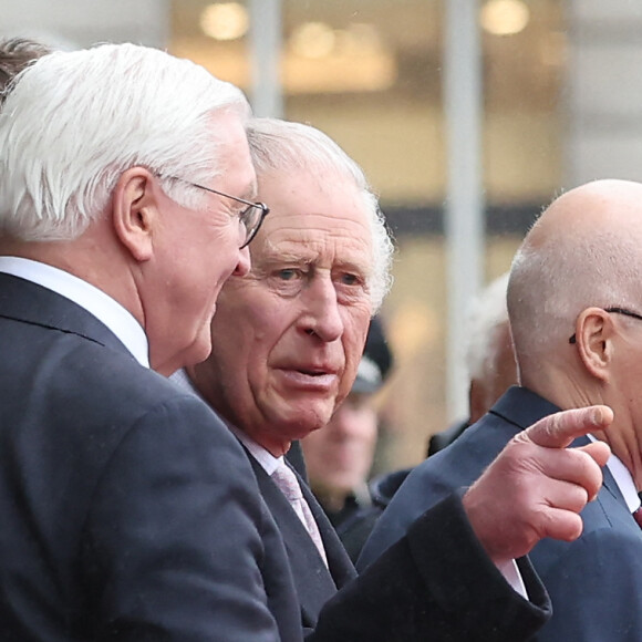 Le roi Charles III d'Angleterre salue la foule depuis le balcon de la mairie à Hambourg, le 31 mars 2023, sous le regard du président allemand, F-W.Steinmeier. Après l'annulation de leur visite en France, en raison des manifestation contre la réforme des retraites, le roi Charles et la reine consort sont en voyage officiel en Allemagne jusqu'au 31 mars 2023. 