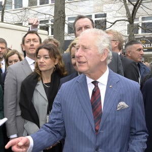 Le roi Charles III d'Angleterre et Camilla Parker Bowles, reine consort d'Angleterre, à la rencontre du public au marché Wittenbergplatz à Berlin, le 30 mars 2023. Après l'annulation de leur visite en France, en raison des manifestation contre la réforme des retraites, le roi Charles et la reine consort sont en voyage officiel en Allemagne jusqu'au 31 mars 2023.