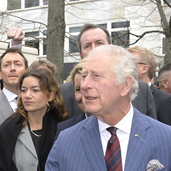 Le roi Charles III d'Angleterre et Camilla Parker Bowles, reine consort d'Angleterre, à la rencontre du public au marché Wittenbergplatz à Berlin, le 30 mars 2023. Après l'annulation de leur visite en France, en raison des manifestation contre la réforme des retraites, le roi Charles et la reine consort sont en voyage officiel en Allemagne jusqu'au 31 mars 2023.