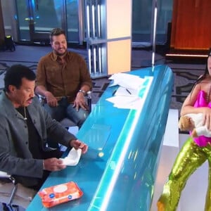 Captures d'écran - Lionel Richie change la couche d'une peluche lors de l'émission American Idol 