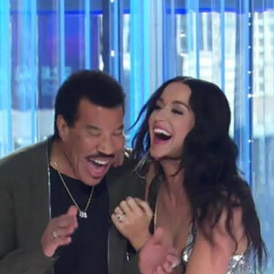 C'est notamment le cas de Katy Perry et Lionel Richie, jurés de l'émission "American Idol"
Captures d'écran - Katy Perry relooke Luke Bryan et Lionel Richie lors de l'émission American Idol 