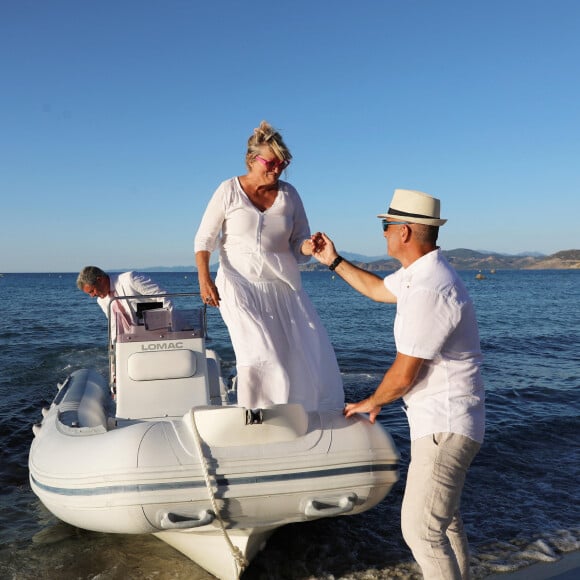 Exclusif - Arrivée en bateau des mariés - Soirée du mariage de Christine Bravo et Stéphane Bachot sur la plage du restaurant Marinella à l'Ile Rousse en Corse le 11 Juin 2022 © Dominique Jacovides / Bestimage