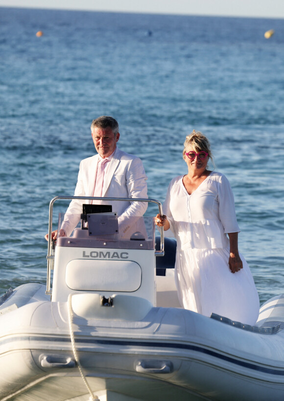 Exclusif -  Arrivée des mariés en bateau - Soirée du mariage de Christine Bravo et Stéphane Bachot sur la plage du restaurant Marinella à l'Ile Rousse en Corse le 11 Juin 2022 © Dominique Jacovides / Bestimage