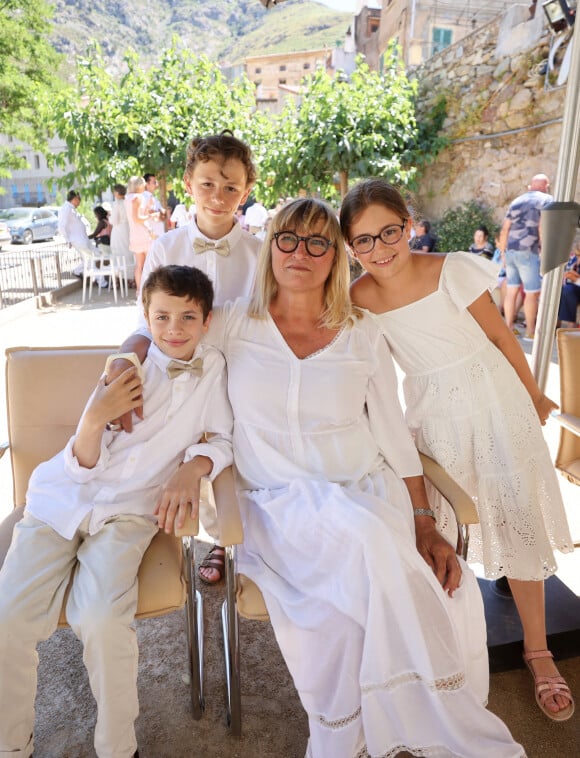 Exclusif - Christine Bravo et ses petits enfants Mariage civil de Christine Bravo et Stéphane Bachot devant la mairie de Occhiatana en Corse le 11 Juin 2022 © Dominique Jacovides / Bestimage