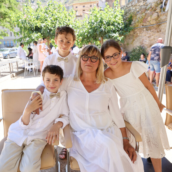 Exclusif - Christine Bravo et ses petits enfants Mariage civil de Christine Bravo et Stéphane Bachot devant la mairie de Occhiatana en Corse le 11 Juin 2022 © Dominique Jacovides / Bestimage