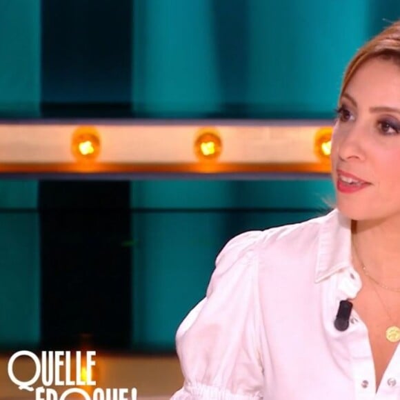 Léa Salamé a lu des passages du nouveau livre de Frédéric Beigbeder, "Confessions d'un hétérosexuel légèrement dépassé", dans "Quelle époque !", sur France 2, le 15 avril 2023.