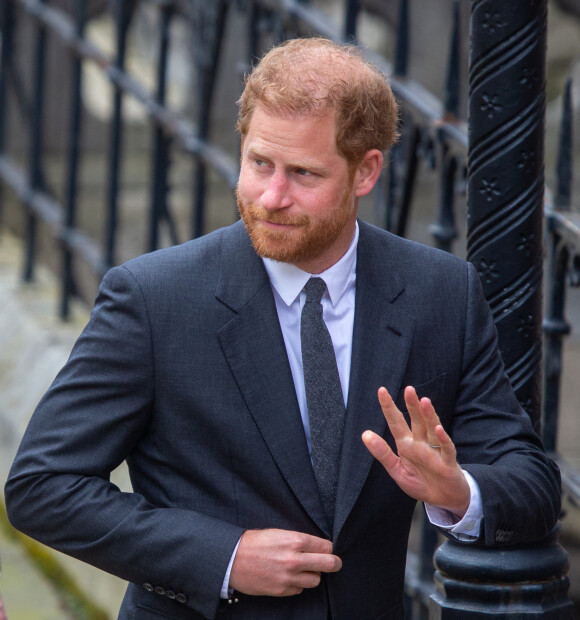 Le prince Harry sera présent au couronnement de Charles III dans quelques semaines.
Le prince Harry, duc de Sussex, à la sortie du procès contre l'éditeur du journal "Daily Mail" à Londres © Tayfun Salci/Zuma Press/Bestimage 