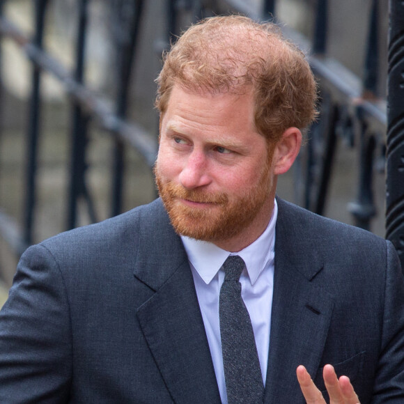 Le prince Harry sera présent au couronnement de Charles III dans quelques semaines.
Le prince Harry, duc de Sussex, à la sortie du procès contre l'éditeur du journal "Daily Mail" à Londres © Tayfun Salci/Zuma Press/Bestimage 