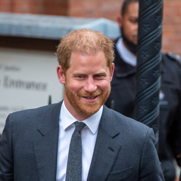 Le prince Harry, duc de Sussex, à la sortie du procès contre l'éditeur du journal "Daily Mail" à la Haute Cour de Londres, le 28 mars 2023. Parmi les plaignants, accusant le quotidien d'avoir obtenu des informations illégalement, figurent E.John et L.Hurley. 