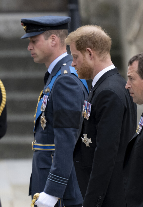 Le prince William, prince de Galles, Le prince Harry, duc de Sussex - Procession du cercueil de la reine Elizabeth II d'Angleterre de Wesminster Hall où il était exposé au public, jusqu'à l'Abbaye de Westminster. Le cercueil est installé sur l'affût du canon, puis tiré par 142 marins de la Royal Navy à l'aide de cordages, dans la plus pure tradition de la monarchie britannique. Cette tradition remonte aux funérailles d'Etat de la reine Victoria en février 1901. Londres, le 19 septembre 2022. 