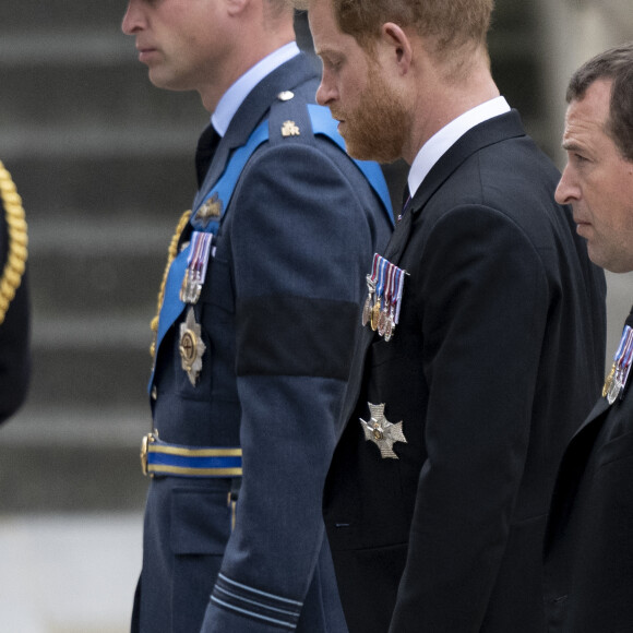 Le prince William, prince de Galles, Le prince Harry, duc de Sussex - Procession du cercueil de la reine Elizabeth II d'Angleterre de Wesminster Hall où il était exposé au public, jusqu'à l'Abbaye de Westminster. Le cercueil est installé sur l'affût du canon, puis tiré par 142 marins de la Royal Navy à l'aide de cordages, dans la plus pure tradition de la monarchie britannique. Cette tradition remonte aux funérailles d'Etat de la reine Victoria en février 1901. Londres, le 19 septembre 2022. 