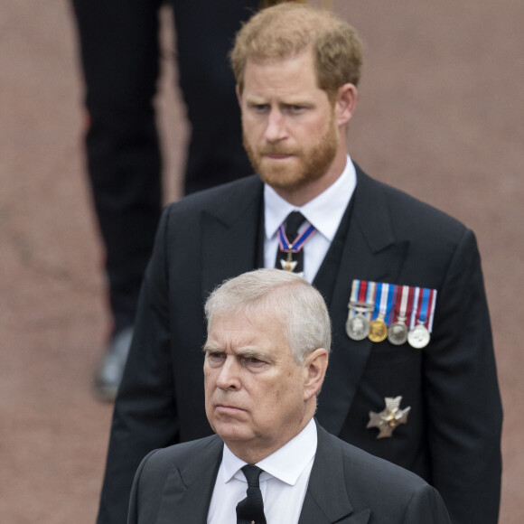 Le prince Andrew, duc d'York, Le prince Harry, duc de Sussex - Procession pédestre des membres de la famille royale depuis la grande cour du château de Windsor (le Quadrangle) jusqu'à la Chapelle Saint-Georges, où se tiendra la cérémonie funèbre des funérailles d'Etat de reine Elizabeth II d'Angleterre. Windsor, le 19 septembre 2022