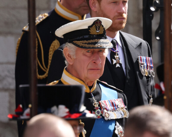 Présent pour son père, au détriment de son fils Archie, qui fêtera ses 4 ans le même jour.
Le roi Charles III d'Angleterre, le prince Harry, duc de Sussex - Sorties du service funéraire à l'Abbaye de Westminster pour les funérailles d'Etat de la reine Elizabeth II d'Angleterre. Le 19 septembre 2022 