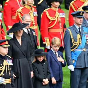 William, quant à lui, pourra compter sur sa femme Kate et ses trois enfants, George, Charlotte et Louis.
Kate Catherine Middleton, princesse de Galles (robe Alexander McQueen), la princesse Charlotte et le prince George, le prince de Galles William - Procession du cercueil de la reine Elizabeth II d'Angleterre de l'Abbaye de Westminster à Wellington Arch à Hyde Park Corner. Le 19 septembre 2022 