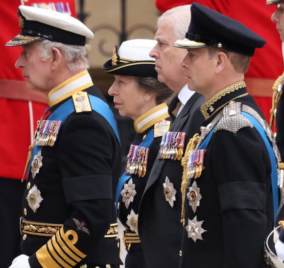 Charles III, Princesse Anne, Prince Andrew, Peter Phillips, Prince Harry et le Prince William - Funérailles d'Elizabeth II, Westminster Abbey à Londres
