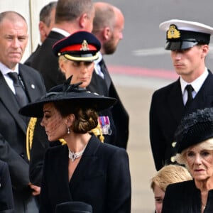 Kate Catherine Middleton, princesse de Galles, la princesse Charlotte et le prince George, la reine consort Camilla Parker Bowles, Meghan Markle, duchesse de Sussex - Procession du cercueil de la reine Elizabeth II d'Angleterre de l'Abbaye de Westminster à Wellington Arch à Hyde Park Corner. Le 19 septembre 2022 