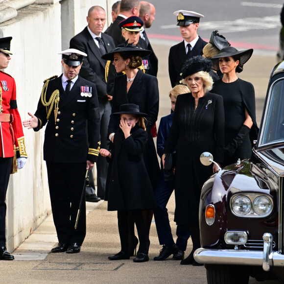 Kate Catherine Middleton, princesse de Galles, la princesse Charlotte et le prince George, la reine consort Camilla Parker Bowles, Meghan Markle, duchesse de Sussex - Procession du cercueil de la reine Elizabeth II d'Angleterre de l'Abbaye de Westminster à Wellington Arch à Hyde Park Corner. Le 19 septembre 2022 